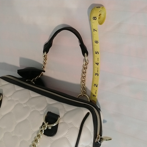 XOX BETSY JOHNSON PURSE Cream, Black, and Gold Heart Bag. - Picture 10 of 14
